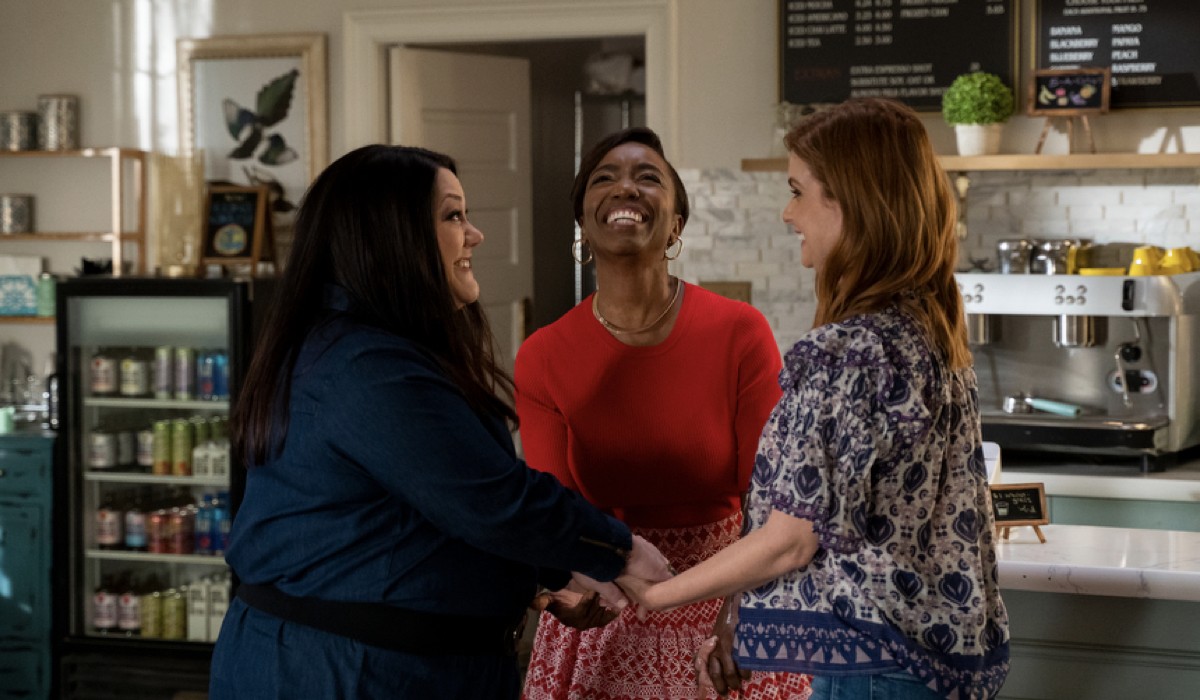 Da sinistra: Brooke Elliott (Dana Sue), Heather Headley (Helen) e Joanna Garcia Swisher (Maddie) in una scena de “Il Colore delle Magnolie 2”. Credits: Richard Ducree/Netflix © 2021