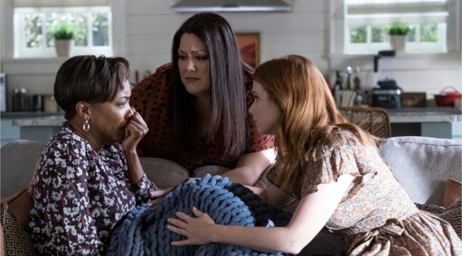 Da sinistra: Heather Headley (Helen), Brooke Elliott (Dana Sue) e Joanna Garcia Swisher (Maddie) in una scena de “Il Colore delle Magnolie 2”. Credits: Richard Ducree/Netflix © 2021