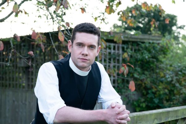 Tom Brittney in una scena di