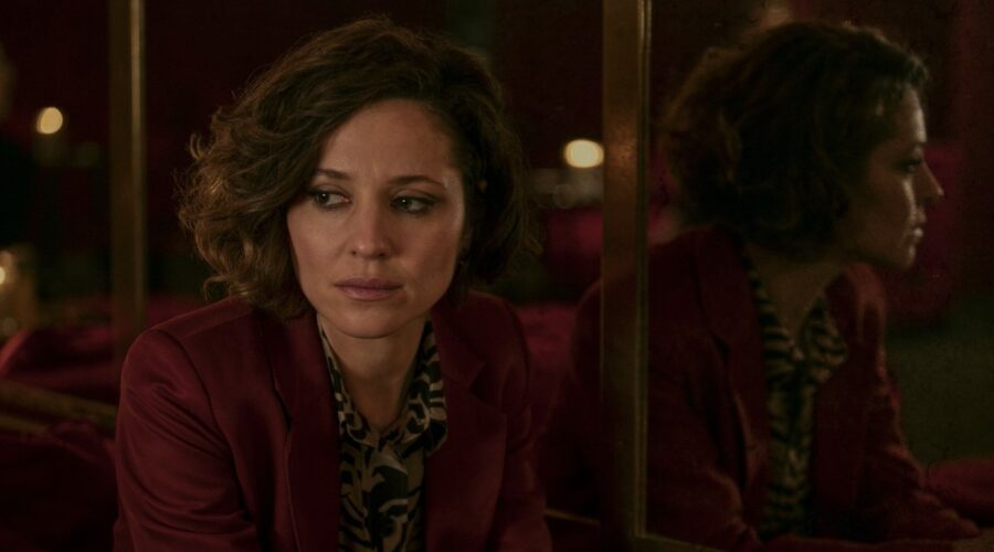 Margarita Levieva nei panni di Jenny nel quinto episodio di “Venne Dal Freddo”. Credits: Samantha Lopez/Netflix © 2021.