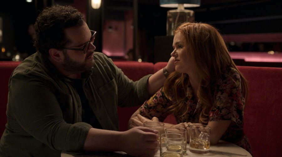 Da sinistra: Gary (Josh Gad) e Mary (Isla Fisher) in una scena di “Wolf Like Me”. Credits: Amazon Prime Video.