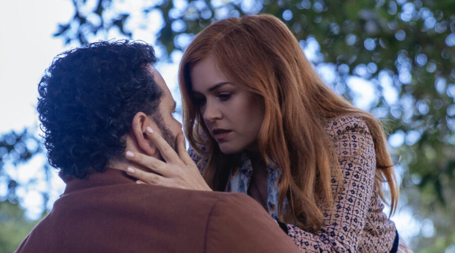 Da sinistra: Gary (Josh Gad) e Mary (Isla Fisher) in una scena di “Wolf Like Me”. Credits: Amazon Prime Video.