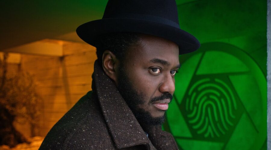 Babou Ceesay Interpreta l'investigatore Wolfe In 