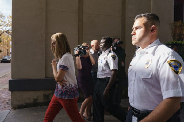 Elle Fanning in una scena di “The Girl From Plainville”. Credits: Starzplay.