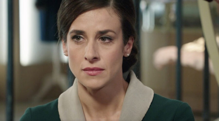 Lara Komar (Gloria Moreau) in una scena della puntata 101 de