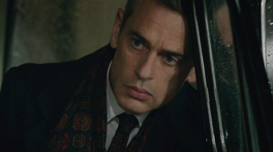 Massimo Poggio (Ezio Colombo) in una scena della puntata 105 de