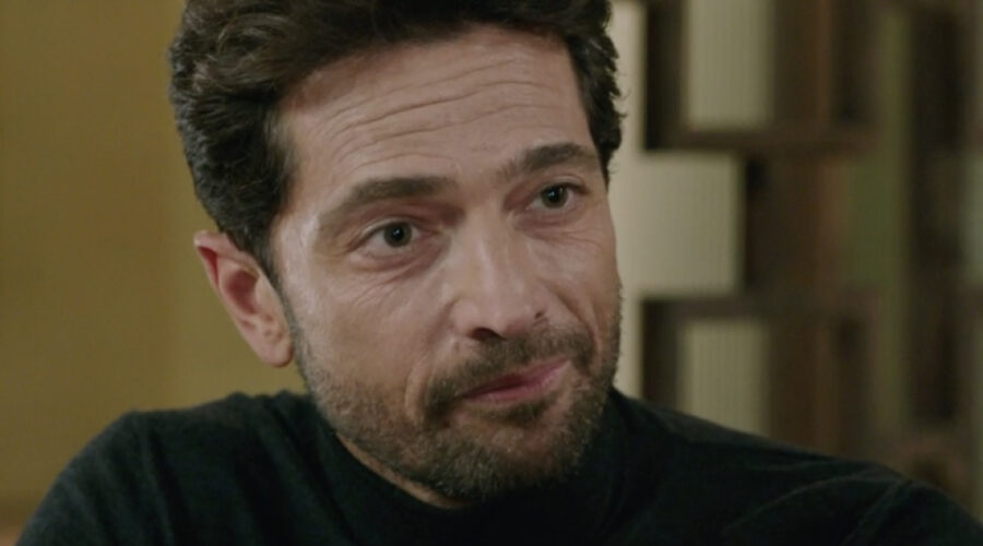 Luca Capuano (Sandro Recalcati) in una scena della puntata 98 de 