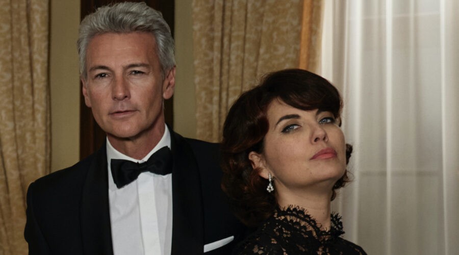 Roberto Farnesi (Umberto Guarnieri) e Vanessa Gravina (Adelaide Di Sant'Erasmo) in un posato per 