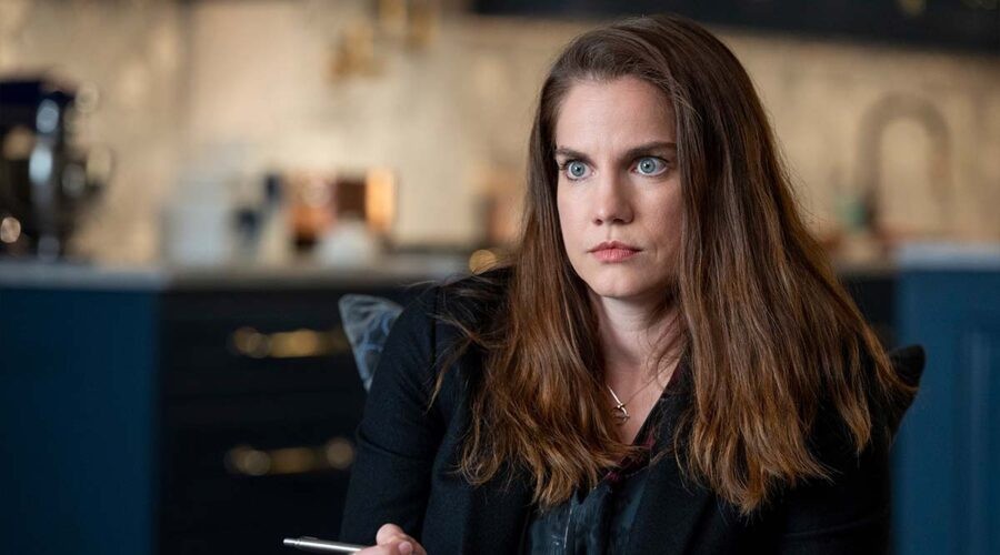 Anna Chlumsky nella serie TV Inventing Anna. Credits: David Giesbrecht/Netflix.