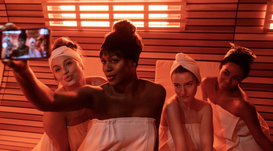 Da sinistra: Rachel (Katie Lowes), Kacy (Laverne Cox), Anna (Julia Garner) e Neff (Alexis Floyd) in una scena di “Inventing Anna”. Credits: Aaron Epstein/Netflix © 2021.