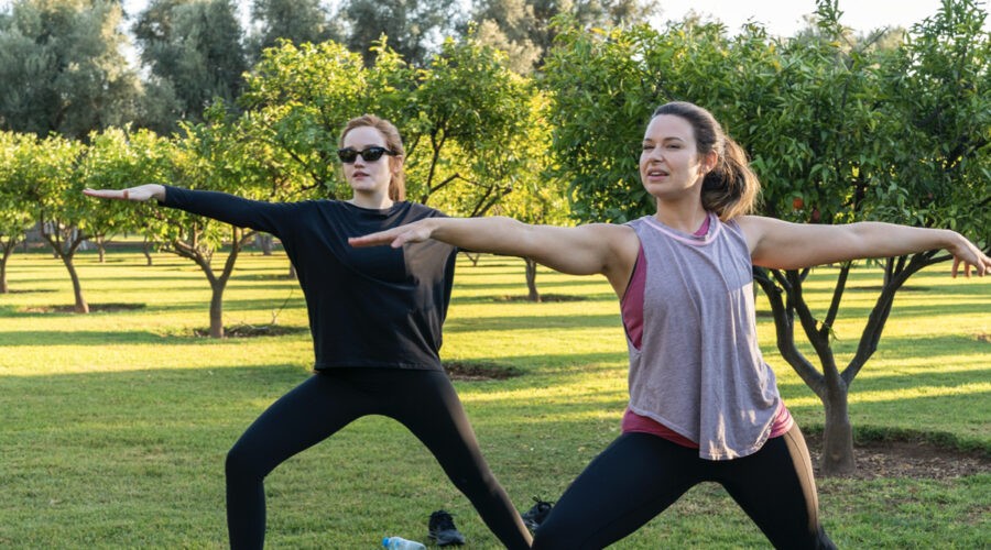Inventing Anna. (L To R) Julia Garner As Anna Delvery, Katie Lowes As Rachel In Episode 106 Of Inventing Anna. Cr. Nicole Rivell Per Netflix