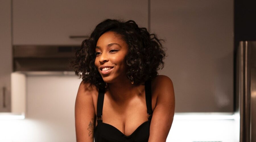 Jessica Williams (Mia Hines) In Una Scena Di 
