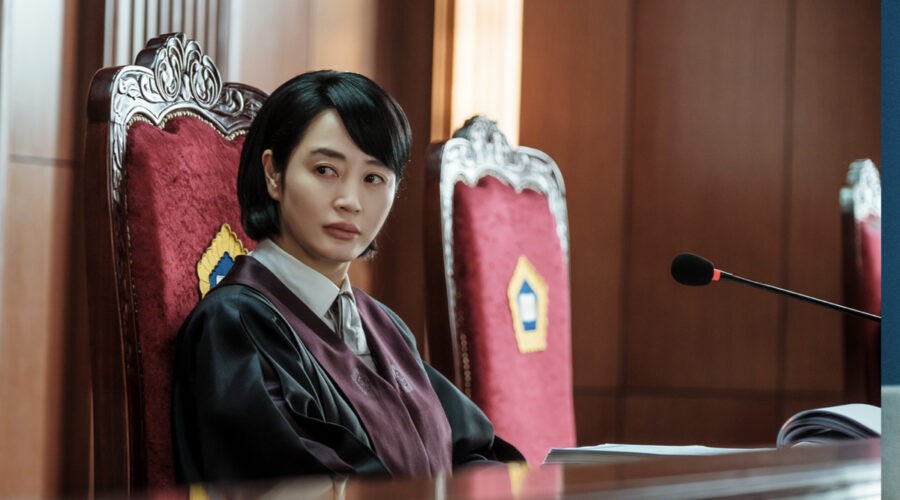 kim hye-soo nei panni di sim eun-seok in la giudice credits swann studio/netflix