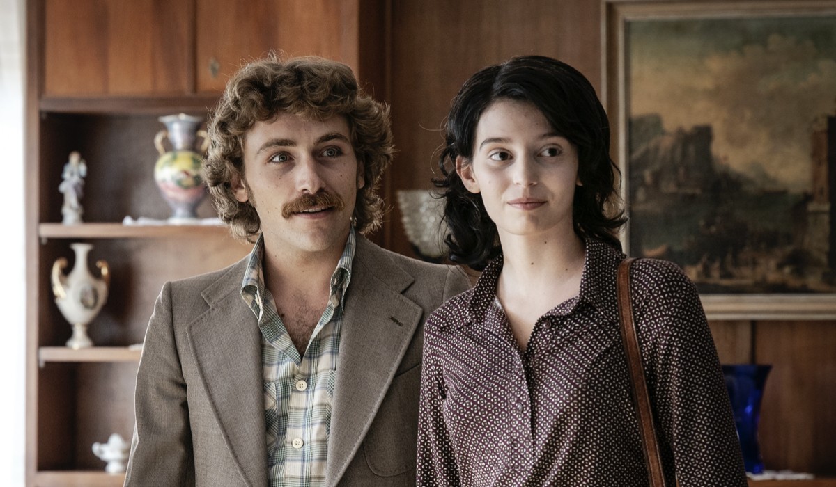 Giovanni Buselli (Enzo Scanno) e Gaia Girace (Lila Cerullo) in una scena de
