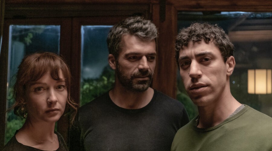 Da sinistra: Cristiana Capotondi, Luca Argentero e Eduardo Scarpetta in una scena de “Le Fate Ignoranti”. Credits: Romolo Eucalitto/Disney Plus.