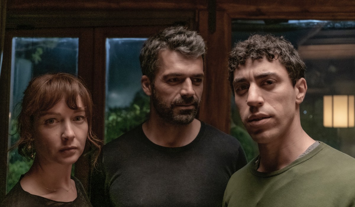 Da sinistra: Cristiana Capotondi, Luca Argentero e Eduardo Scarpetta in una scena de “Le Fate Ignoranti”. Credits: Romolo Eucalitto/Disney Plus.
