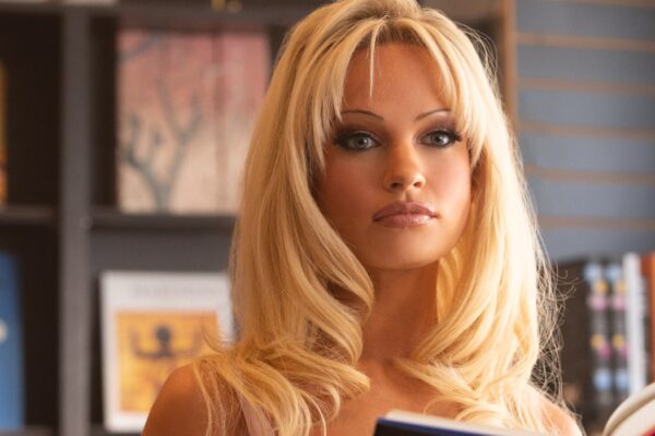 Lily James Interpreta Pamela Anderson In Pam And Tommy Credits: Disney Plus