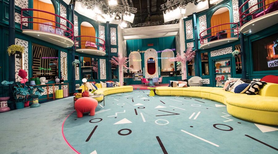 La casa-teatro in cui è ambientato LOL 2. Credits: Prime Video & Amazon Studios.