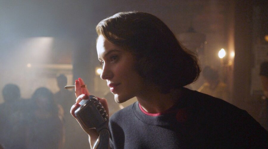 Rachel Brosnahan (Midge) In Una Scena De 