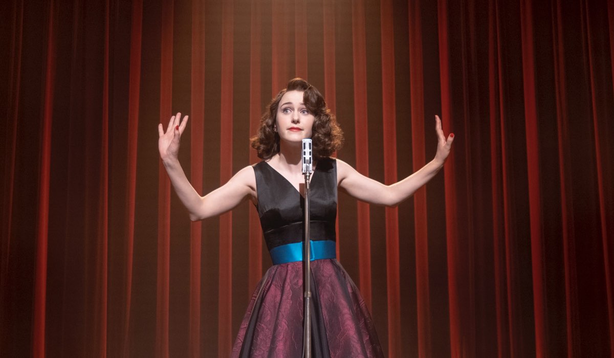 Rachel Brosnahan Interpreta Midge in Una Scena Di