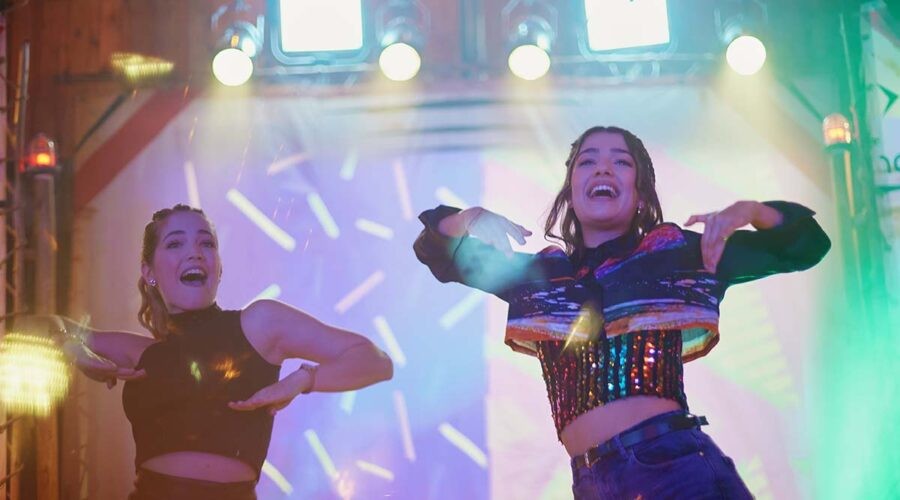 Pilar Pascual (Steffi) e Abril Di Yorio (Luz) nella serie televisiva Cielo Grande (Secrets of Summer). Credits: Alan Roskyn/Netflix.