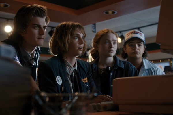 Da sinistra: Steve (Joe Keery), Robin (Maya Hawke), Max (Sadie sink) e Dustin (Gaetano Matarazzo) in uno scatto della quarta stagione di ”Stranger Things”. Credits: Netflix.