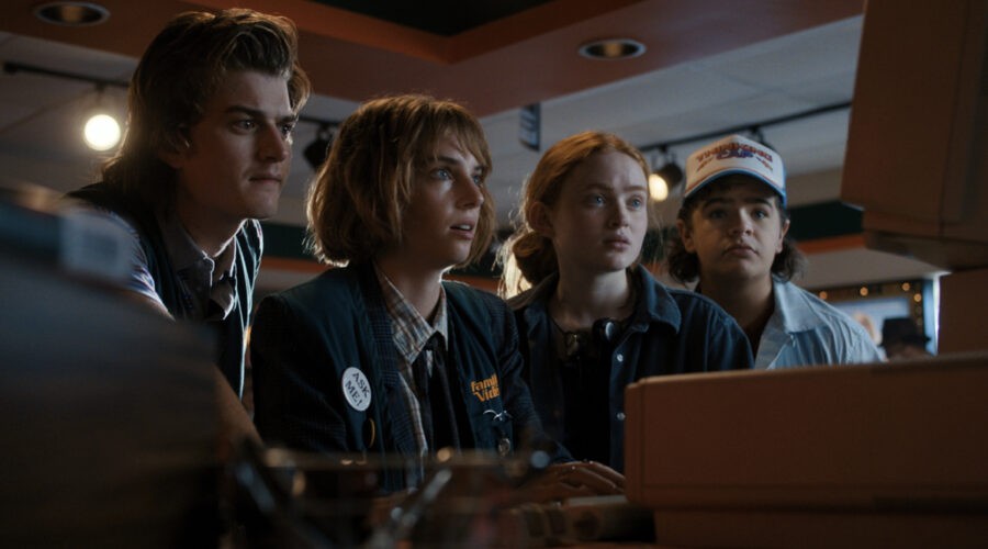 Da sinistra: Steve (Joe Keery), Robin (Maya Hawke), Max (Sadie sink) e Dustin (Gaetano Matarazzo) in uno scatto della quarta stagione di ”Stranger Things”. Credits: Netflix.