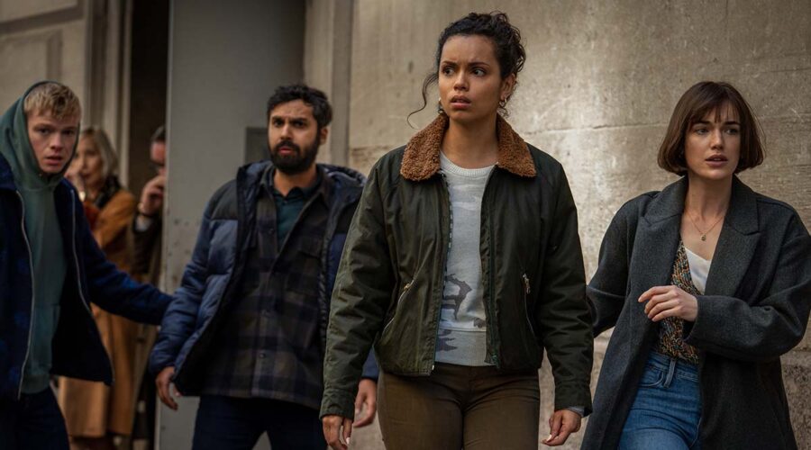 Kunal Nayyar, Tom Rhys-Harries, Georgina Campbell ed Elizabeth Henstridge in Suspicion. Credits: Apple TV+.