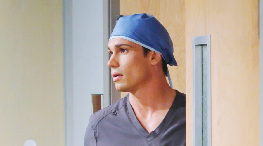 Tanner Novlan il dottor John Finnegan, qui in una scena di “Beautiful”. Credits: BBL Distribution/RTI Mediaset.