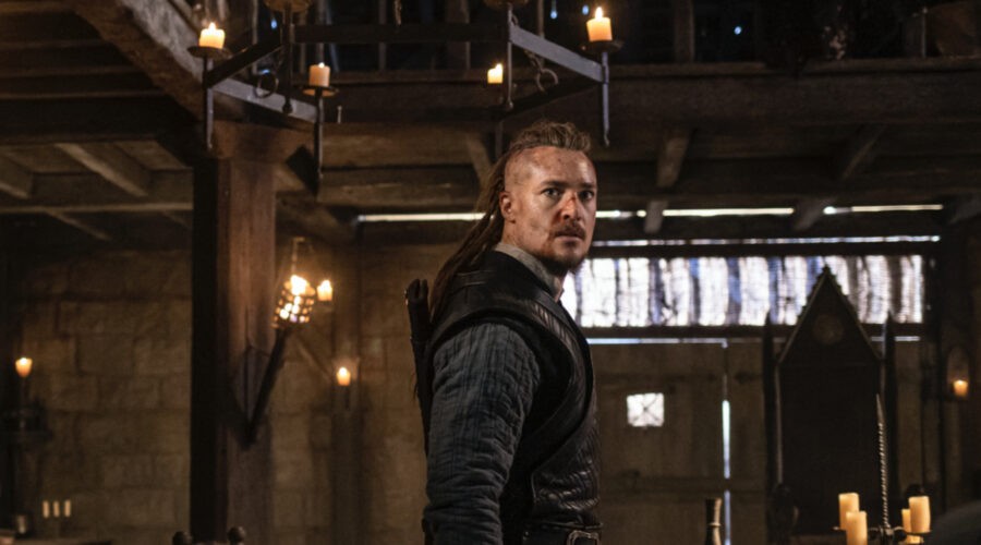 Alexander Dreymon nei panni di Uhtred in “The Last Kingdom”. Credits: Carnival Films/Netflix.