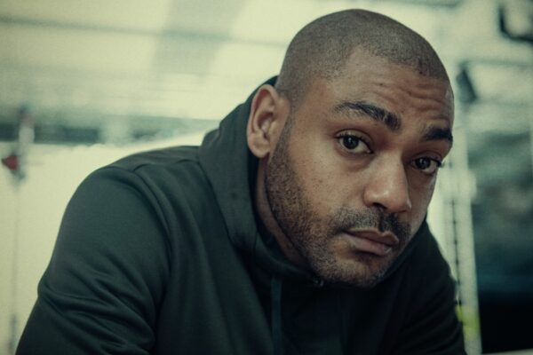Kane Robinson (Sully) in una scena di “Top Boy 2”. Credits: Ana Blumenkron/Netflix © 2021.
