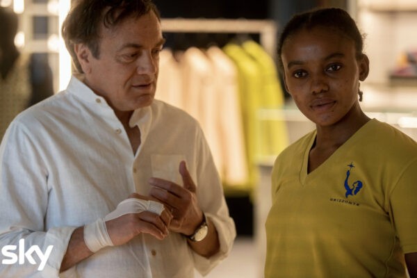 “Unwanted”, da sinistra: Franco (Francesco Acquaroli) con Sophia (Onyinye Odokoro) a bordo della Orizzonte. Credits: Francesca Cassaro/Sky.