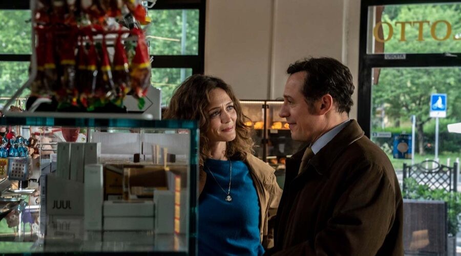 Francesca Cavallin e Stefano Accorsi nella serie televisiva 