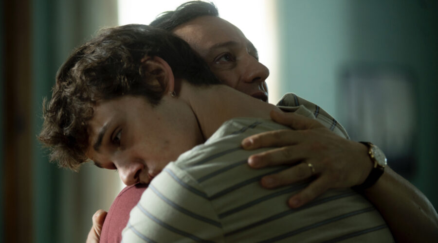 Da sinistra: Matteo Oscar Giuggioli (Matteo Pagani) e Stefano Accorsi (Vittorio Pagani) in una scena di “Vostro Onore”. Credits: Francesca Cassaro/Rai.