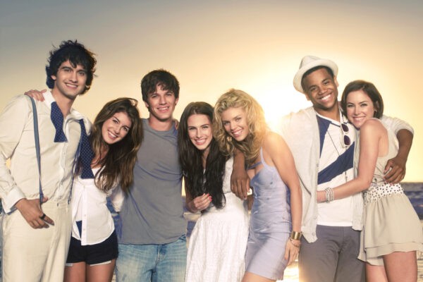 Il cast di 90210. Da sinistra: Michael Steger, Shenae Grimes, Matt Lanter, Jessica Lowndes, AnnaLynne McCord, Tristan Wilds e Jessica Stroup. Credits: ViacomCBS.