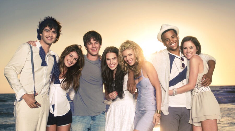 Il cast di 90210. Da sinistra: Michael Steger, Shenae Grimes, Matt Lanter, Jessica Lowndes, AnnaLynne McCord, Tristan Wilds e Jessica Stroup. Credits: ViacomCBS.