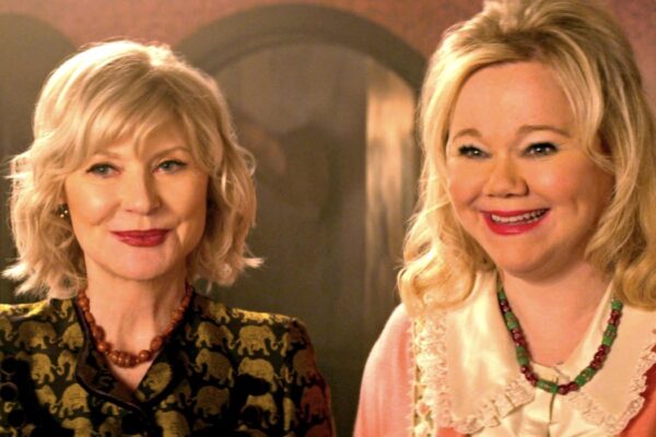 Da sinistra: Beth Broderick (Zelda) E Caroline Rhea (Hilda) In Una Scena De Le Terrificanti Avventure Di Sabrina 4. Courtesy of Netflix 2020