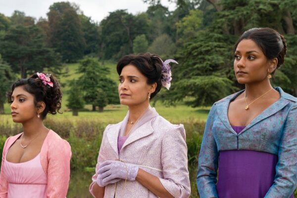 Da sinistra: Adjoa Andoh (Lady Danbury), Charithra Chandran (Edwina Sharma), Shelley Conn (Mary Sharma ) In Una Scena Di