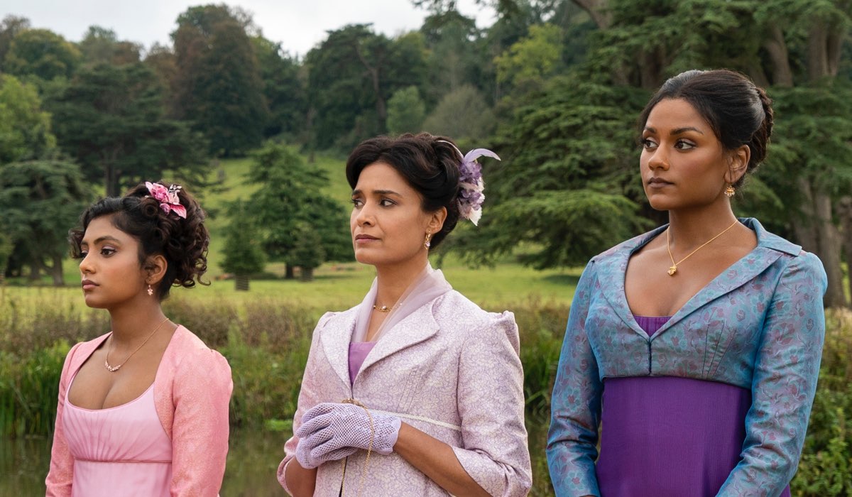 Da sinistra: Adjoa Andoh (Lady Danbury), Charithra Chandran (Edwina Sharma), Shelley Conn (Mary Sharma ) In Una Scena Di 