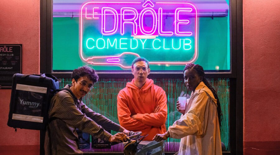 Aissatou (Mariama Gueye) Nezir (Younes Boucif) In Una Scena Di Drôle: Comici A Parigi Serie Tv Netflix Credits: Netflix Media Center Foto: Mika Cotellon