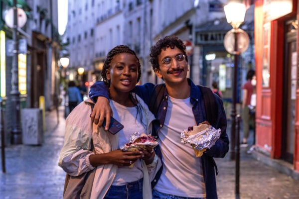 Aissatou (Mariama Gueye) Nezir (Younes Boucif) In Una Scena Di Drôle: Comici A Parigi Serie Tv Netflix Credits: Netflix Media Center Foto: Mika Cotellon