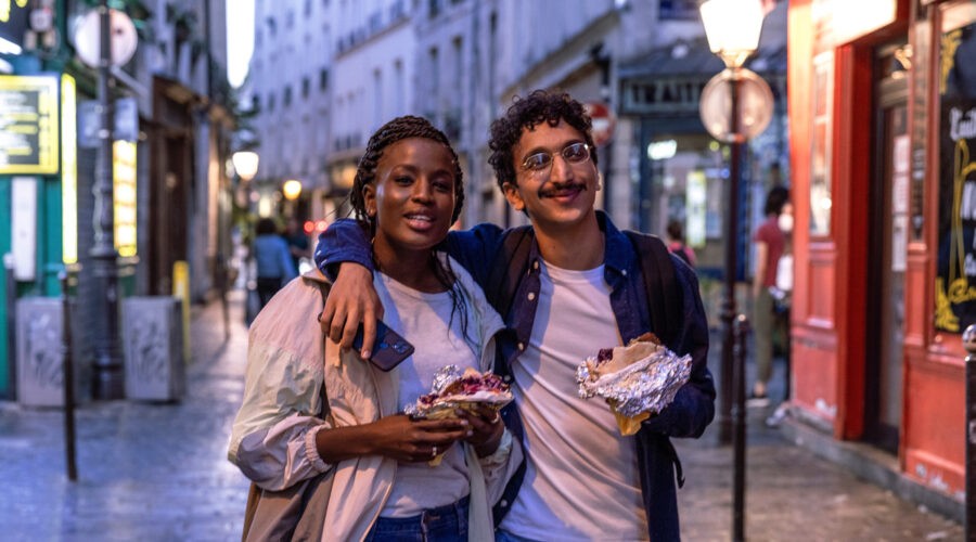 Aissatou (Mariama Gueye) Nezir (Younes Boucif) In Una Scena Di Drôle: Comici A Parigi Serie Tv Netflix Credits: Netflix Media Center Foto: Mika Cotellon