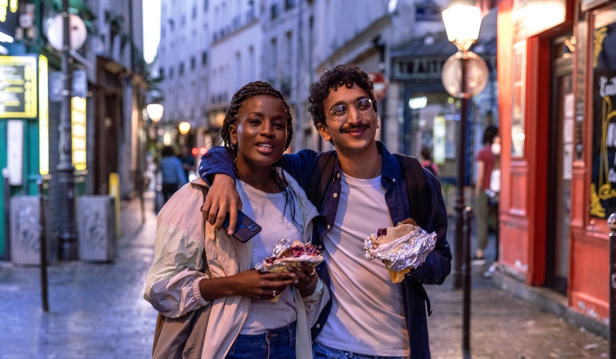 Aissatou (Mariama Gueye) Nezir (Younes Boucif) In Una Scena Di Drôle: Comici A Parigi Serie Tv Netflix Credits: Netflix Media Center Foto: Mika Cotellon