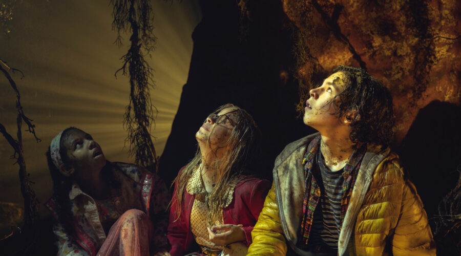 Betha (Carys John) Chelsea (Marlie Morrelle) Josh (Nathanael Saleh) In Una Scena Di 