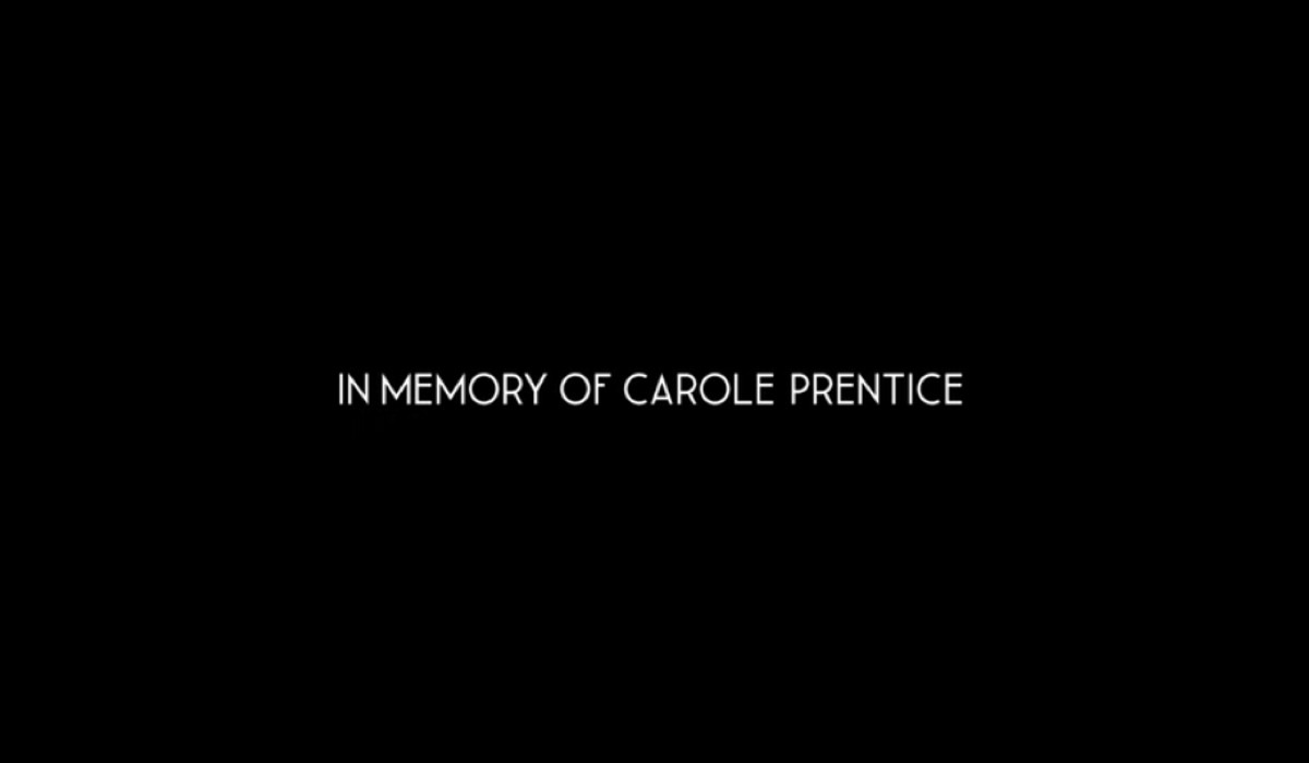 La card “In Memoriam” che appare alla fine dell'ottavo episodio della seconda stagione di “Bridgerton”. Credits: Cattura schermo/Netflix.