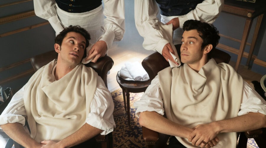 Da sinistra: Anthony (Jonathan Bailey) e Benedict (Luke Thompson) in una scena della seconda stagione di “Bridgerton”. Credits: Liam Daniel/Netflix.