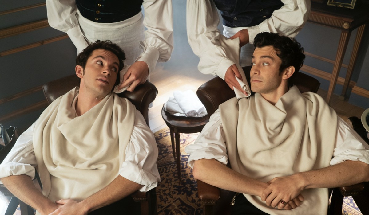 Da sinistra: Anthony (Jonathan Bailey) e Benedict (Luke Thompson) in una scena della seconda stagione di “Bridgerton”. Credits: Liam Daniel/Netflix.