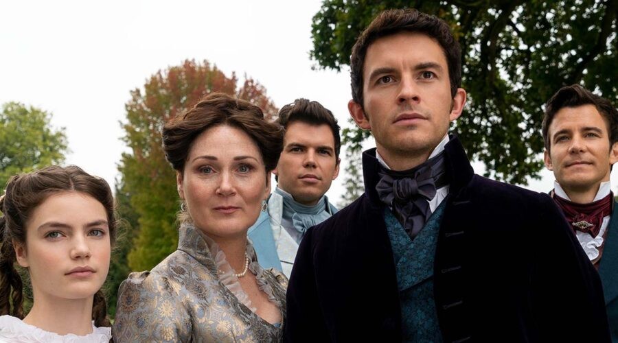 Da sinistra a destra: Florence Emilia Hunt (nei panni di Hyacinth Bridgerton), Ruth Gemmell (Lady Violet Bridgerton), Luke Newton (Colin Bridgerton), Jonathan Bailey (Anthony Bridgerton) e Luke Thompson (Benedict Bridgerton) nella serie TV