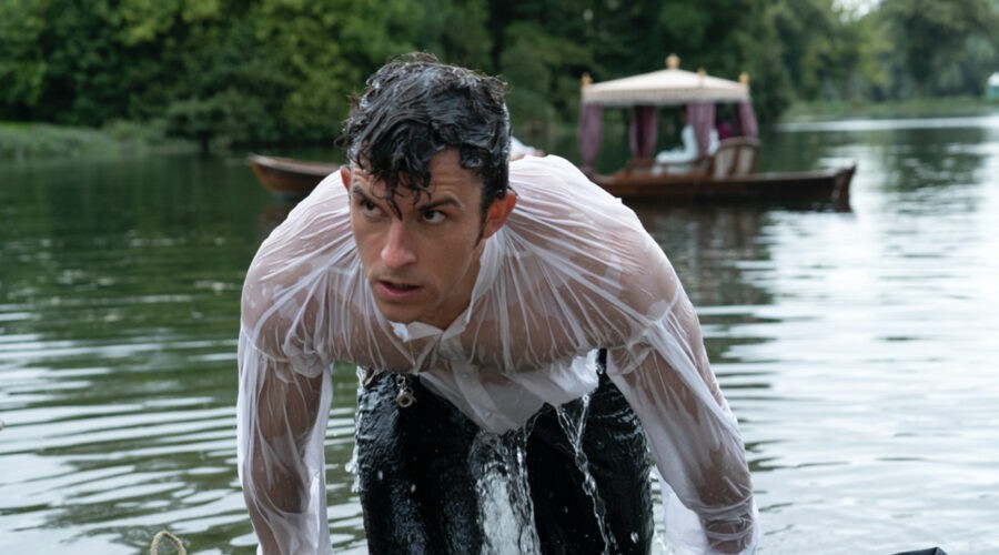 Jonathan Bailey nei panni (bagnati) di Anthony Bridgerton nella seconda stagione. Credits: Liam Daniel/Netflix.
