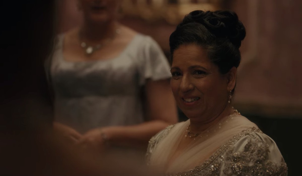 Shobu Kapoor interpreta Lady Sheffield nel sesto episodio della seconda stagione di “Bridgerton”. Credits: Cattura schermo/Netflix.